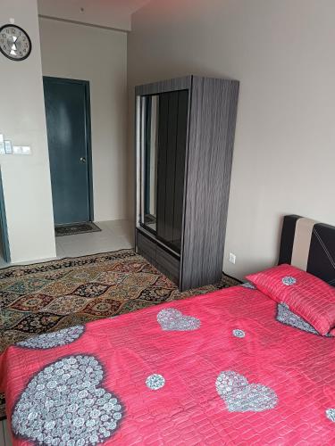 a bedroom with a pink bed with hearts on it at Aisy Homestay Putrajaya Cyberjaya KLIA in Kampung Dengkil