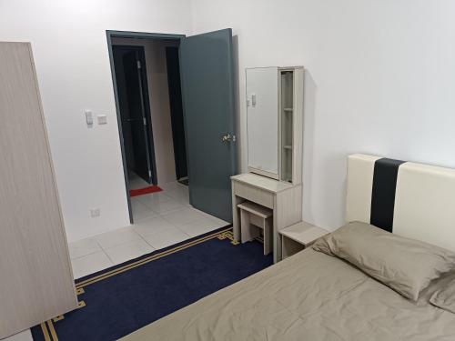 a bedroom with a bed and a bathroom with a mirror at Aisy Homestay Putrajaya Cyberjaya KLIA in Kampung Dengkil