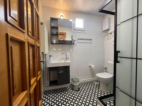 uma casa de banho com um lavatório e um WC em İlçayto Suites em Foça