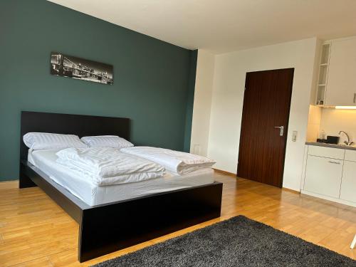 1 dormitorio con 1 cama con cabecero negro en Studio Apartment near Linz Main Train Station, en Linz