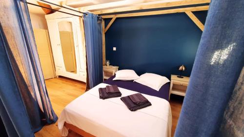 deux lits dans une chambre aux murs bleus dans l'établissement Grand studio de charme en hypercentre, à Sète