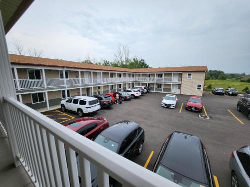 un estacionamiento de hotel con coches estacionados frente a él en Stay Inn Niagara Falls Vacation Studios en Niagara Falls