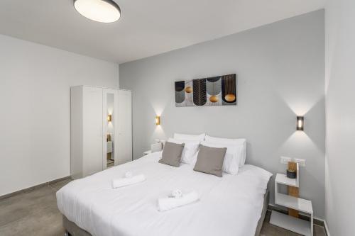Postel nebo postele na pokoji v ubytování New Luxury 3 BR - Next the Orient Hotel