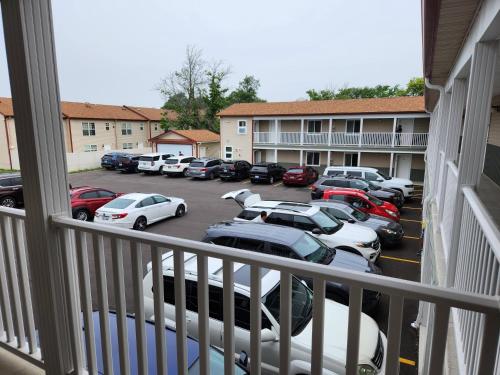 uma varanda com carros estacionados num parque de estacionamento em Stay Inn and Suites em Niagara Falls
