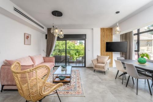 TV a/nebo společenská místnost v ubytování New Luxury 3 BR - Next the Orient Hotel