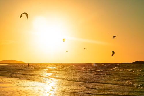 a group of kites flying in the sky over the ocean at Pousada Sitio Phoenix in Prea