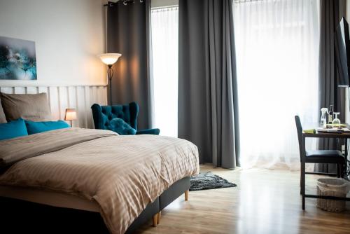 1 dormitorio con cama, silla y escritorio en Modernes Apartment, en Sulz am Neckar