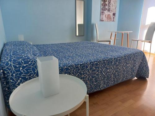 sypialnia z łóżkiem ze stołem i krzesłami w obiekcie A un passo da... B&B w mieście Elmas