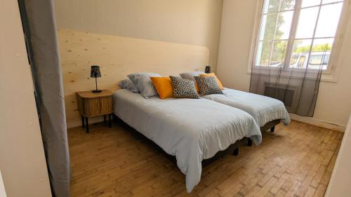 Un pat sau paturi într-o cameră la Les escales Périgourdines, Lucie, 3 étoiles