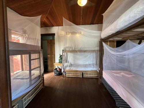 Mais Que Nada Itacaré - Hostel, Bar & Breakfastにあるベッド