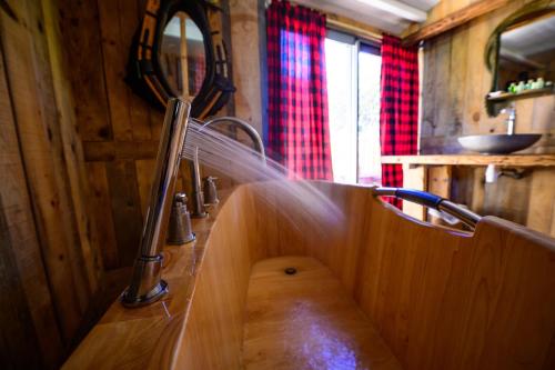 a wooden bath tub with a wooden board in it at Villa Vanille in Boisseron