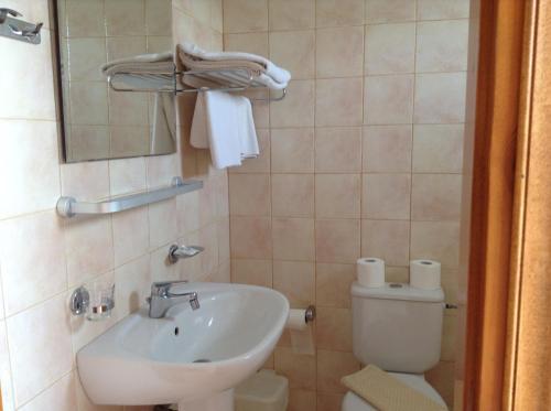 Pylea Beach Hotel tesisinde bir banyo