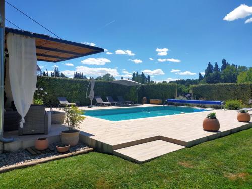 une piscine dans une cour avec un patio dans l'établissement Lou Mazet provençal à Eygalières - Piscine privée, à Eygalières