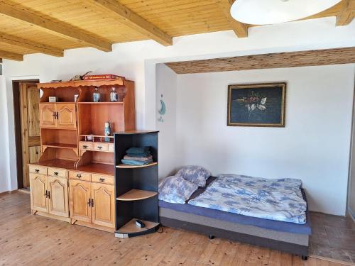 um quarto com uma cama e um armário de madeira em Sunset House Piestany Bungalow em Banka