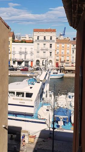 Grand loft de charme climatisé au cœur du vieux Sète, à 20 pas du canal