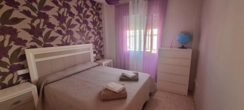 エステポナにあるPiso Esteponaの小さなベッドルーム(ベッド1台、タオル2枚付)