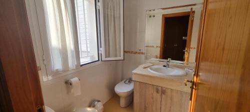 エステポナにあるPiso Esteponaのバスルーム(洗面台、トイレ付)、窓が備わります。