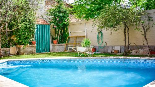 a swimming pool in the yard of a house at El Quincho de Susana y Victor in Guaymallen