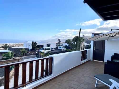 einen Balkon mit Blick auf die Wüste in der Unterkunft Canto Rojo, La Asomada con vistas a Lobos in La Asomada