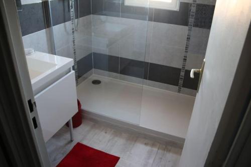 La salle de bains est pourvue d'une douche et d'un lavabo blanc. dans l'établissement Villa 19, Port Vénus au village naturiste, au Cap d'Agde