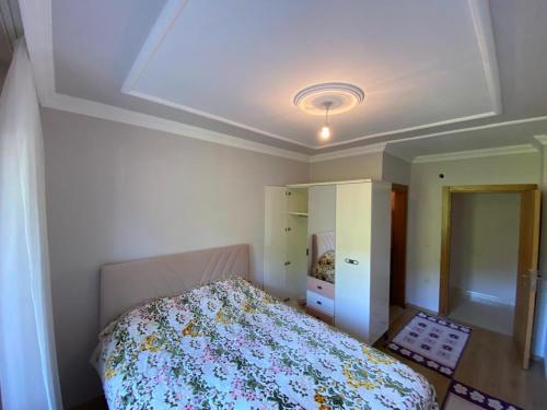 1 dormitorio con cama y techo blanco en Trabzon Doğa ve Akarsu Kenarı Konut, en Araklı