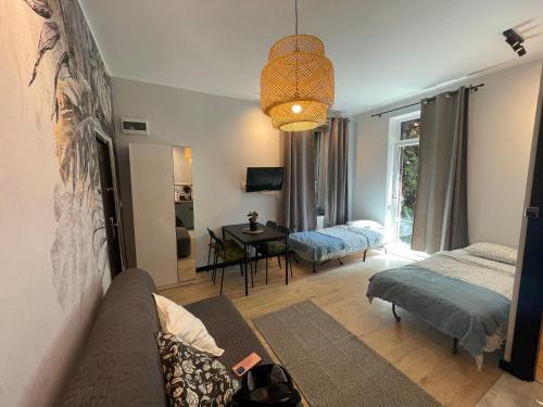 salon z kanapą i stołem w obiekcie Vacation Apartments Sopot w mieście Sopot