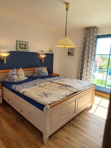 1 dormitorio con 1 cama grande en una habitación en FeWo-Solveig, en Putgarten