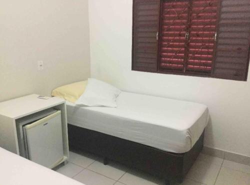 a small bedroom with a bed and a window at Se hospede na casa da Márcia in Jundiaí