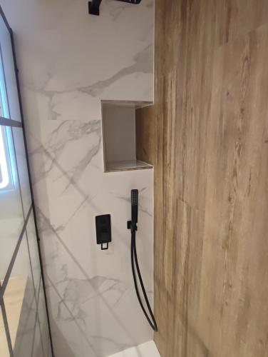 a cord plugged into a outlet on a wall at APARTAMENTO GAEL- PLAZA ESPAÑA in Avilés