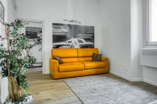 ein gelbes Sofa im Wohnzimmer in der Unterkunft Grand Maison del Moro - Trastevere in Rom