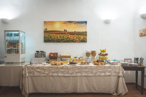 uma mesa com comida numa sala em Podere San Filippo B&B-Apartment-Pet Friendly-Bike Friendly em Bibbona