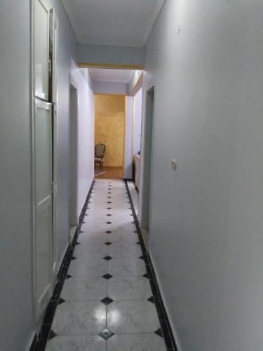 pasillo con suelo de baldosa en una habitación en مفيدا en El Cairo