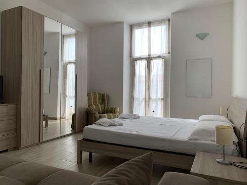Кровать или кровати в номере Naviglio Milano Apartment