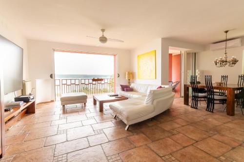 un soggiorno con divano bianco e tavolo di Villa Bellavista II a Portoroz