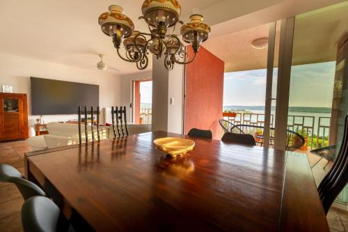 uma sala de jantar com uma mesa e vista para o oceano em Villa Bellavista II em Portorož