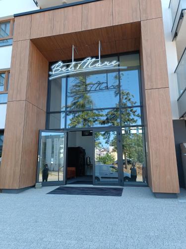 een toegang tot een gebouw met een grote glazen deur bij Bel Mare Aqua 2 and Garden F104 in Międzyzdroje