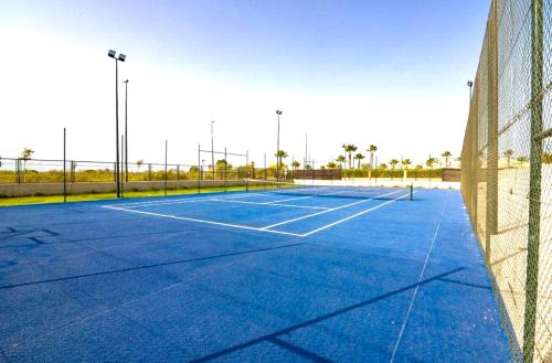 einen Tennisplatz mit einem Netz in der Unterkunft Los Flamencos Isla Canela WIFI y AIRE AC. SOLO FAMILIAS Y PAREJAS in Isla Canela