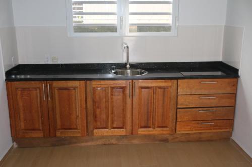 a kitchen with a sink and a window at Schitterend gelegen tweekamerwoning in Paramaribo