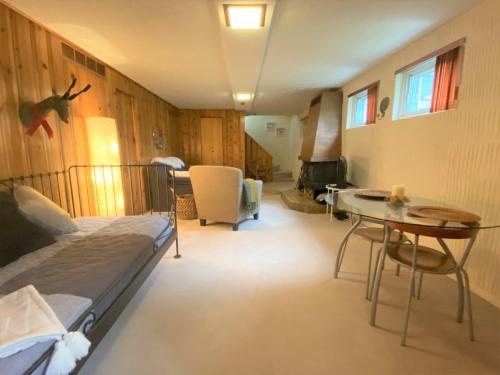 een slaapkamer met een bed, een tafel en een bureau bij Montreal - Laval Haven - Entire rental unit in Laval
