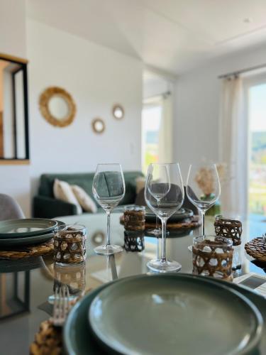 une table avec des verres à vin dessus dans l'établissement L’esplanade du lac, à Gérardmer
