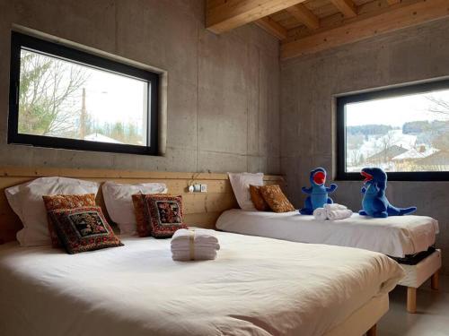 A bed or beds in a room at Villa Jura, l’écrin à pied entre village et pistes