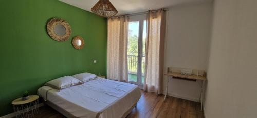 Postel nebo postele na pokoji v ubytování T2 vue mer - entre aéroport et centre-ville