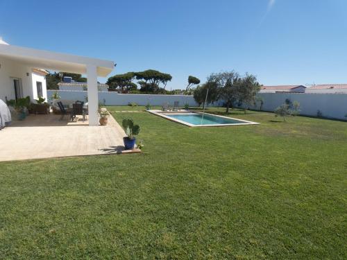Bazén v ubytovaní Villa Olivia con Piscina, Jardin y Parking alebo v jeho blízkosti