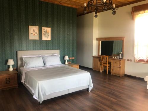 1 dormitorio con cama y pared verde en Stone Room en Alanya
