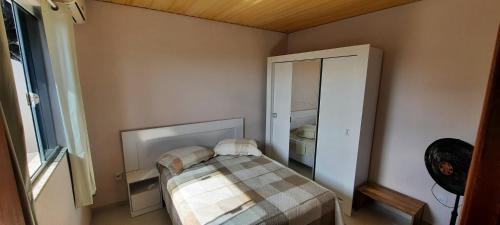 Katil atau katil-katil dalam bilik di Apartamento Pinheira