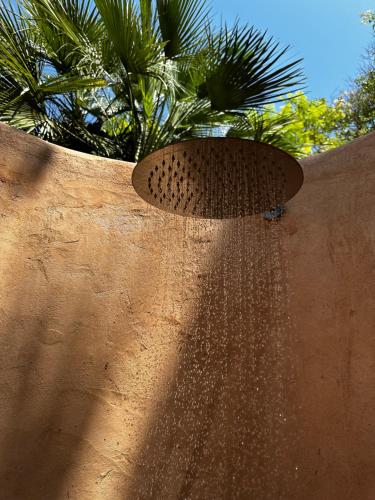 a wall with a skateboard sitting on top of it at Chalet Ficalho in Cascais