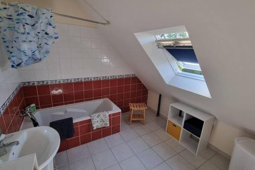 uma casa de banho com um lavatório e uma banheira em Maison de famille située à Saint-Molf. em Saint-Molf
