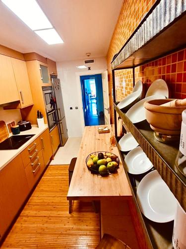 a kitchen with a bowl of fruit on a table at Apartamento de lujo cerca de La Isla del Fraile in Águilas