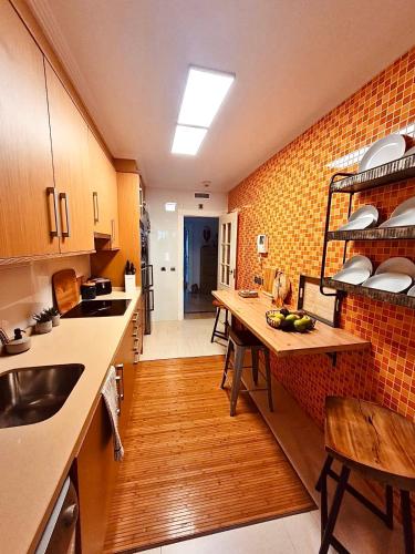 a kitchen with wooden floors and a counter top at Apartamento de lujo cerca de La Isla del Fraile in Águilas