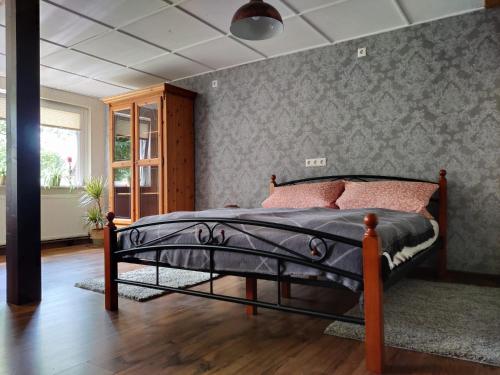 um quarto com uma cama num quarto em Ferienwohnung Malu Sol im Harz - stilvoll, gemütlich, tierfreundlich - mit Garten em Allrode